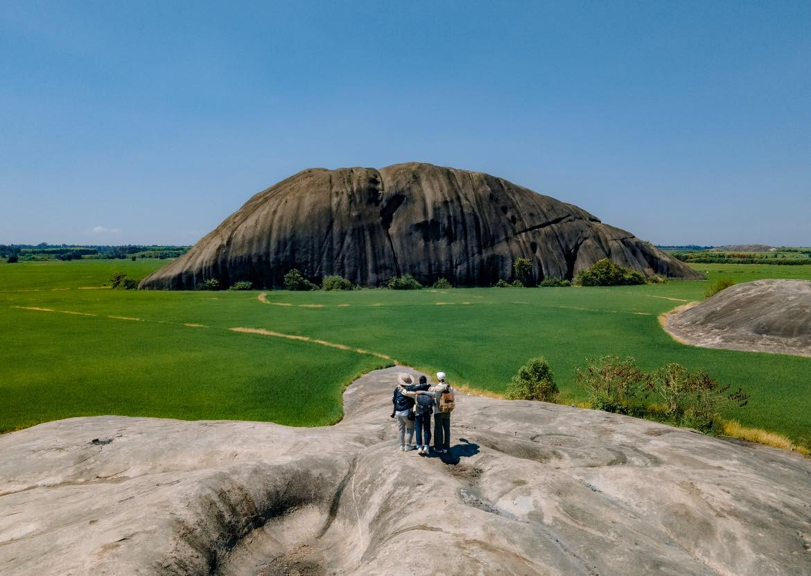 Núi đá như “nổi lên” sừng sững giữa đồng ruộng xanh tươi.
