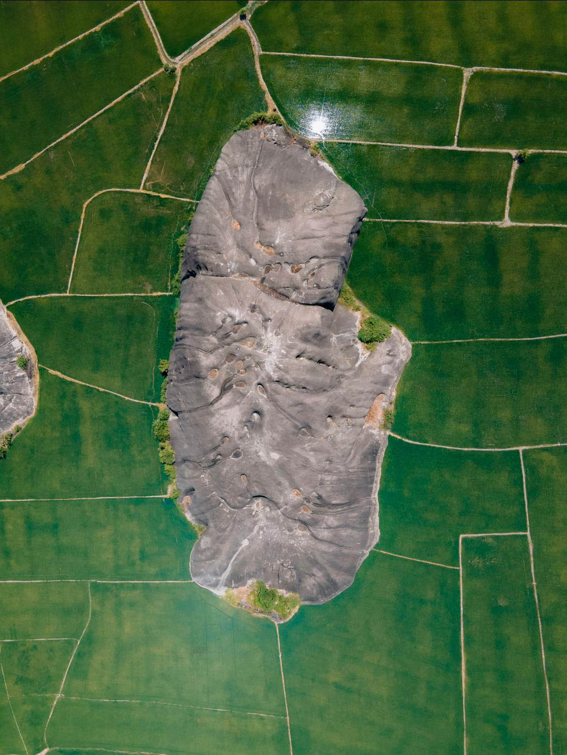 Núi đá Chữ Thập nhìn từ trên cao.