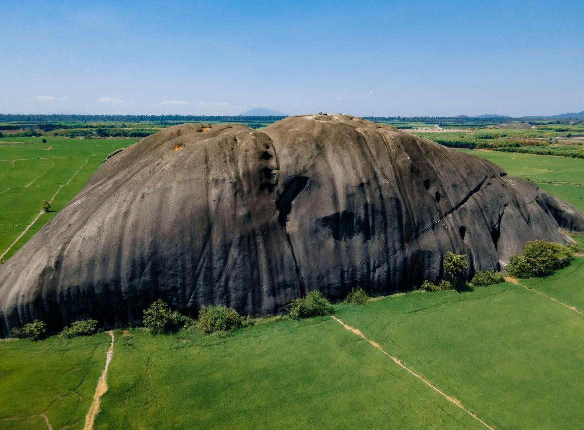 Người dân địa phương thường gọi đây là núi đá Voi, do khối đá có hình dạng và màu xám giống một con voi đang nằm giữa đồng ruộng.