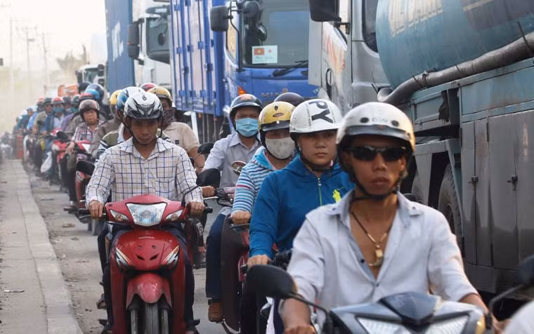 Trên các tuyến đường như Vành đai phía Đông, Mai Chí Thọ, XLHN...dập dìu xe tải, container đổ về cảng Cát Lái cùng với việc rất đông phương tiện đổ về bến phà hay đường cao tốc TP HCM - Long Thành - Dầu Giây... đã khiến giao thông vùng phía Đông TP HCM kẹt cứng.