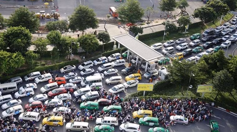 Các tuyến đường xung quanh sân bay quốc tế Tân Sơn Nhất cũng trong tình trạng giao thông "ngộp thở" dịp nghỉ lễ 2/9.