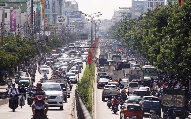 Hàng nghìn phương tiện xếp hàng dài nhiều km để lưu thông.