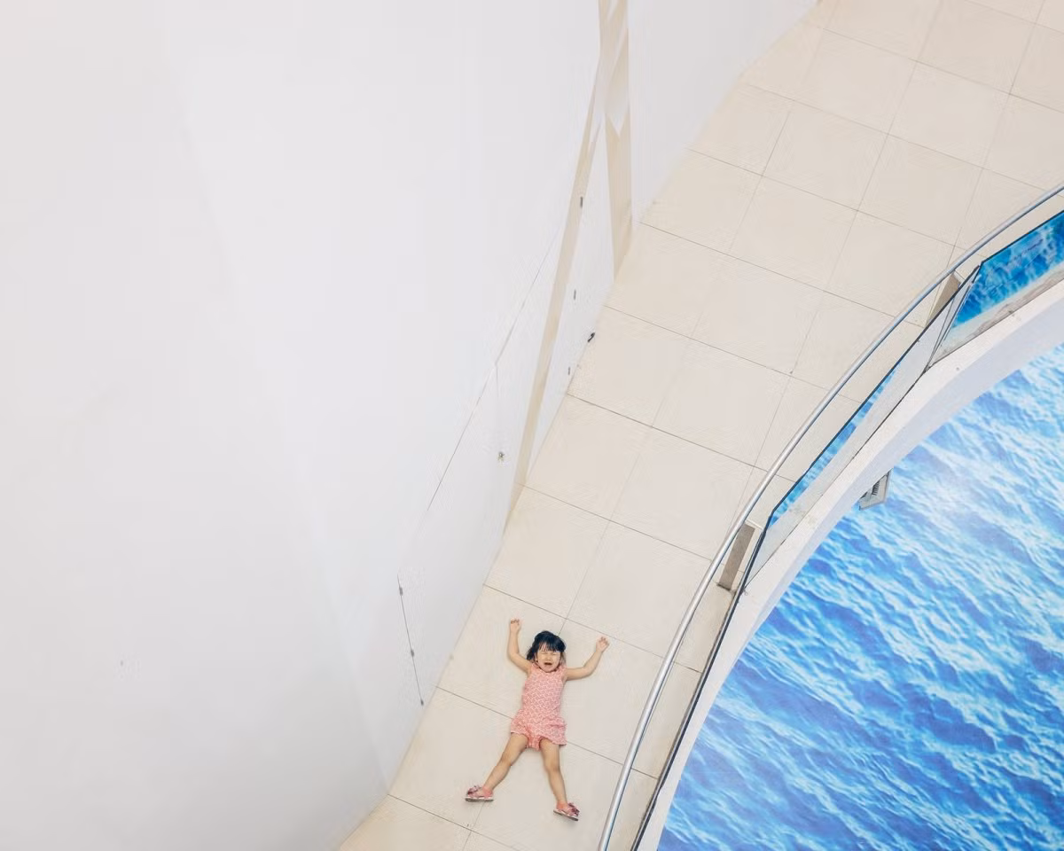 Hình ảnh bé gái khóc lóc thảm thiết ở 1 khu mua sắm của Bangkok, Thái Lan giành giải hạng mục “Con người” của nhiếp ảnh gia Adam Birkan.