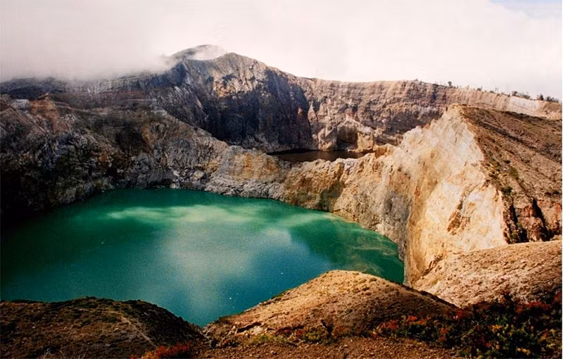 Hồ Tiwu Nuwa Muri Koo Fai (Hồ chàng trai trẻ và thiếu nữ) có màu xanh lục.