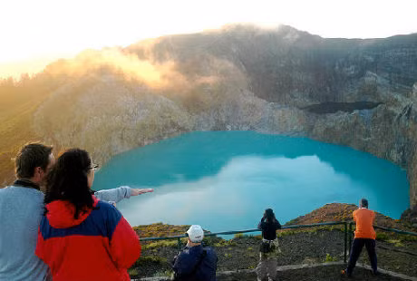 Ba hồ núi lửa được đặt tên khác nhau. Một hồ là Tiwu Ata Mbupu (Hồ người già) thường có màu xanh da trời là hồ cực tây trong ba hồ, cách hai hồ kia 200m.