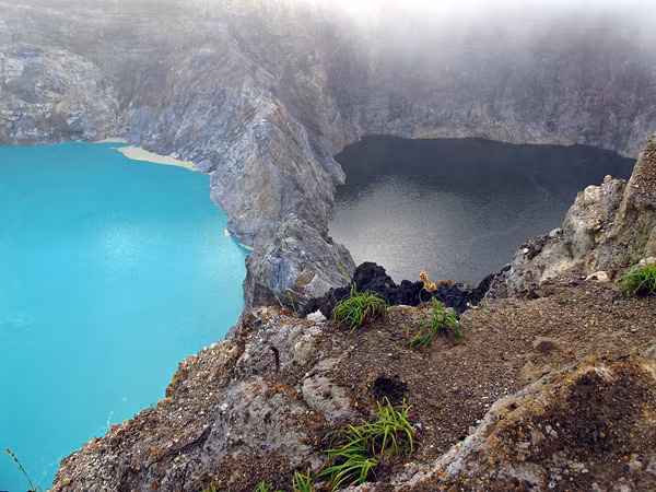 Chỉ những du khách may mắn mới được chứng kiến cảnh tượng đổi màu kỳ lạ của hồ nước.
