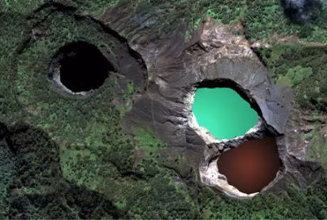 Cả 3 hồ nước giống hệt nhau nên còn được gọi là hồ sinh ba, nằm cạnh nhau ở độ cao 1.690m trên đỉnh núi lửa Kelimutu. Nước trong mỗi hồ luôn mang màu sắc khác nhau.