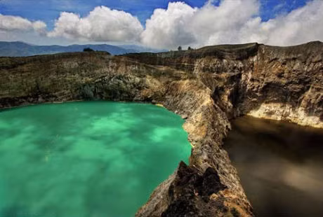 Ba hồ nước đổi màu đầy bí ẩn nằm trên miệng ngọn núi lửa Kelimutu thuộc vườn quốc gia trên đảo Flores của Indonesia. Điểm ấn tượng đặc biệt của những hồ nước này là màu nước có thể thay đổi liên tục theo thời gian, không theo bất kỳ quy luật nào.
