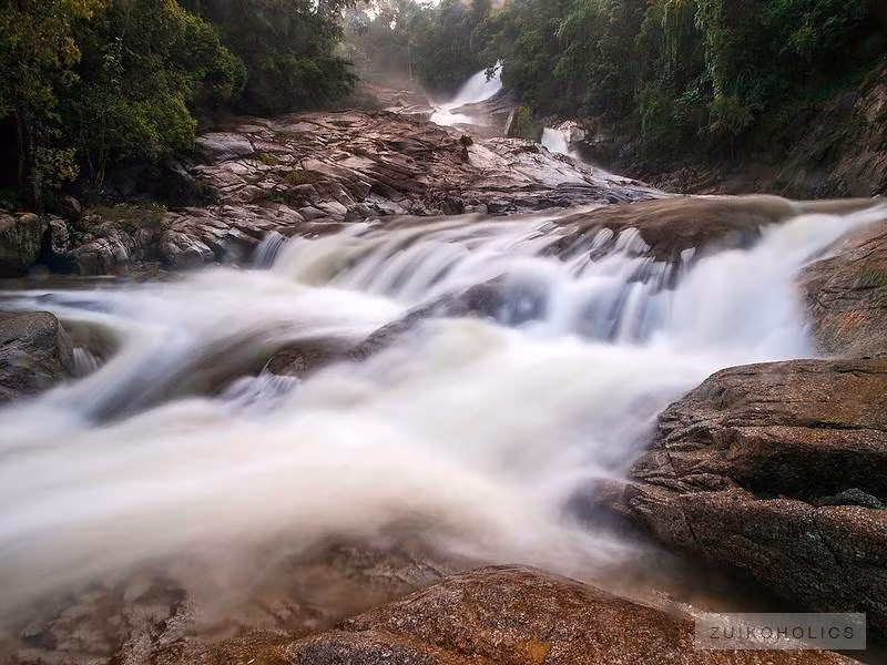 Thác Chamang Falls nằm gần thị trấn Bentong tại Pahang bao gồm nhiều tầng thác tuyệt đẹp.