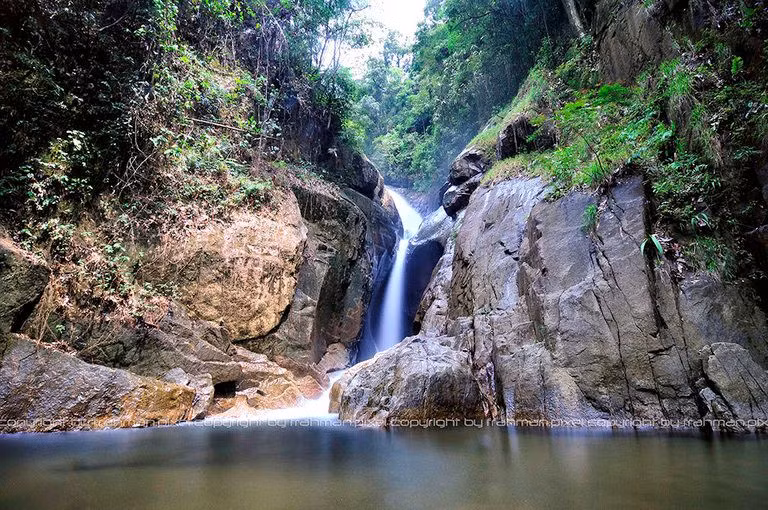 Chiling là thác nước hùng vĩ và ấn tượng nhất Selangor. Dòng thác đổ xuống từ trong rừng sâu giữa hai vách đá tạo khung cảnh như trong phim giả tưởng.