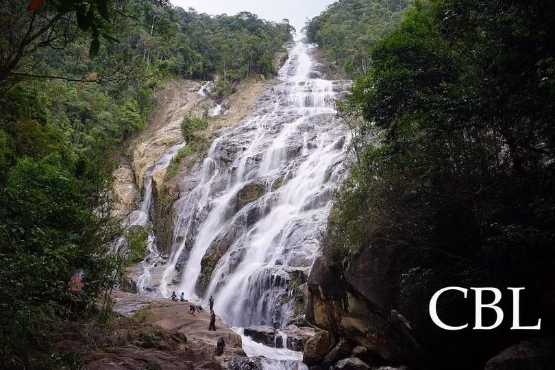 Thác Chemerong đổ xuống từ độ cao 305 mét, giữa khung cảnh hoang sơ và hùng vĩ.