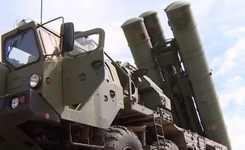 S-300 là một tổ hợp tên lửa phòng không tầm xa ra đời từ thời kỳ đỉnh cao của chiến tranh Lạnh cách đây đã 40 năm, đối tượng tác chiến của nó chủ yếu là máy bay ném bom chiến lược kích thước cồng kềnh hoạt động ở độ cao lớn.