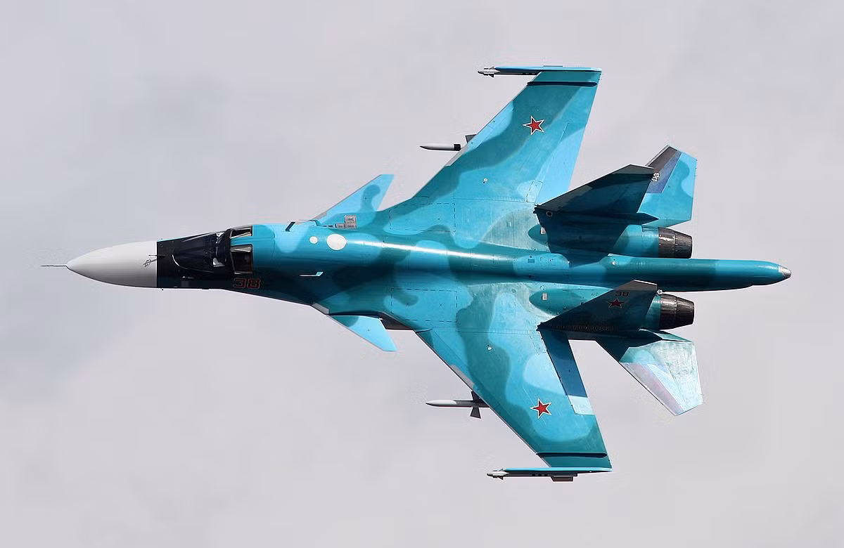 Thực ra vấn đề này không quá khó hiểu, bởi Su-34 Fullback mặc dù được thiết kế để đảm nhiệm vai trò của oanh tạc cơ nhưng nó cũng có khả năng không chiến chẳng thua kém bao nhiêu khi đặt cạnh tiêm kích chuyên nghiệp.