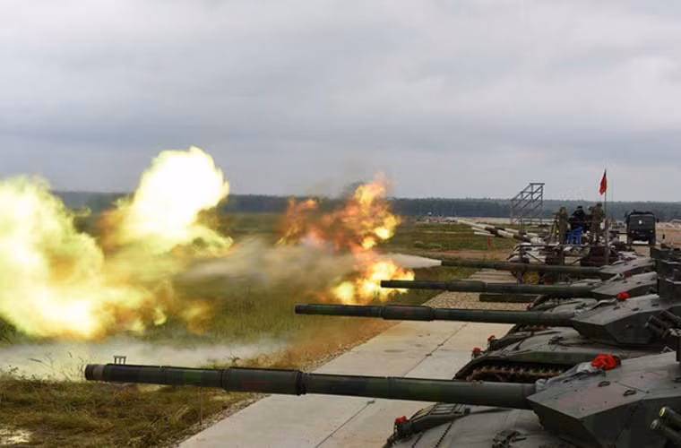 Tại thao trường diễn ra cuộc đấu tăng Tank biathlon 2015, các đội đã bắt đầu bước vào quá trình tập luyện. Trong ảnh, xe tăng Type 96A Trung Quốc nã pháo 125mm.