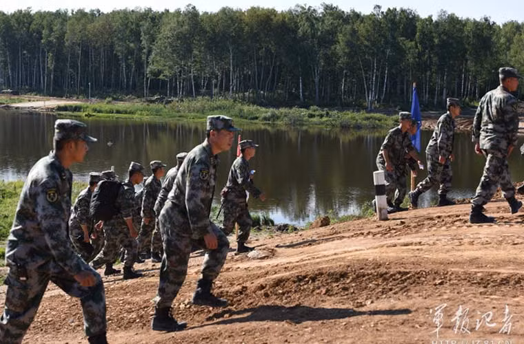 Nhóm binh sĩ Trung Quốc thị sát khu vực diễn ra cuộc thi.