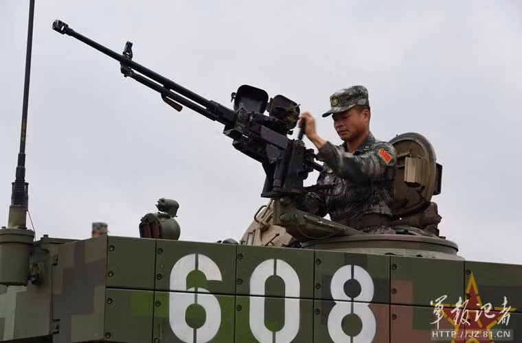 Lính Trung Quốc kiểm tra lại khẩu đại liên 12,7mm trên tăng Type 96A.