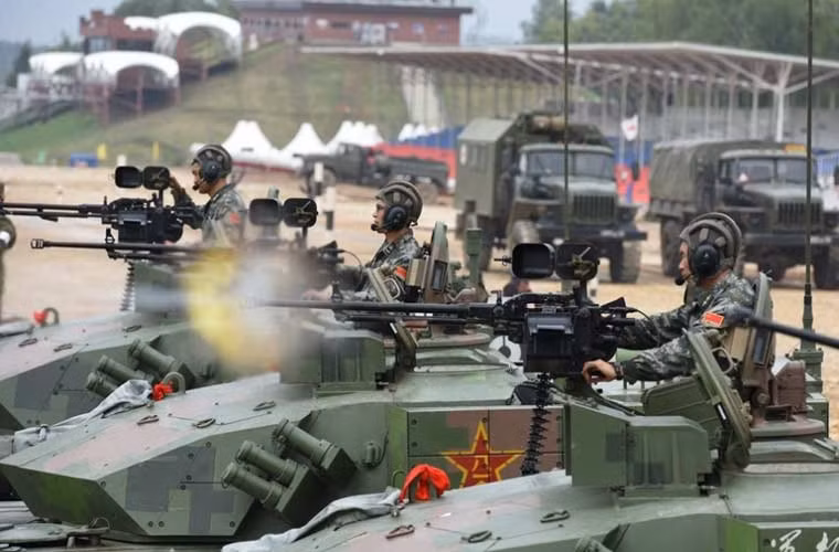 Xạ thủ đại liên 12,7mm trên xe tăng Type 96A đang khai hỏa về mục tiêu.