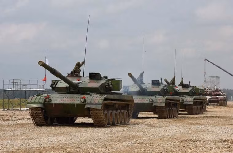 Xe tăng Type 96A và T-72B3 (phía sau) tại thao trường luyện tập.