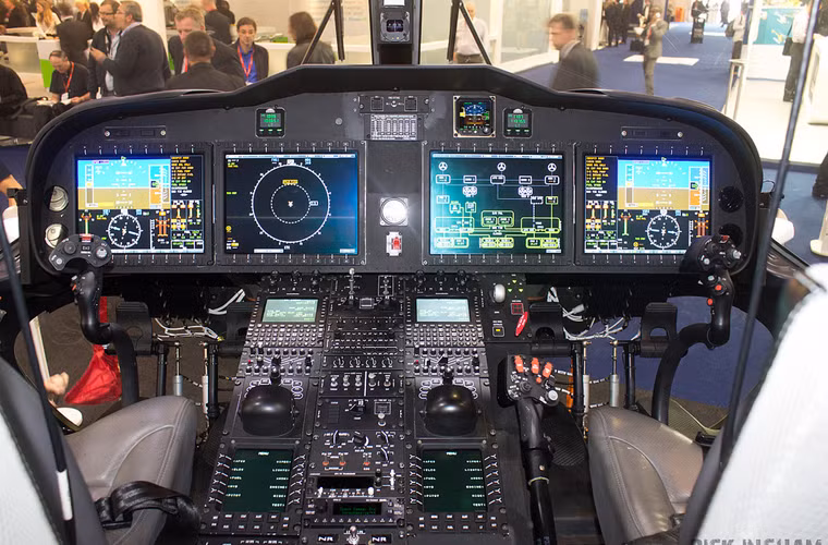 Cận cảnh mô hình cabin lái trực thăng AW-189 mà Việt Nam mua. Có thể thấy, chúng rất đơn giản và hiện đại với 4 màn hình tinh thể lỏng cỡ lớn hiển thị các thông số kĩ thuật bay.