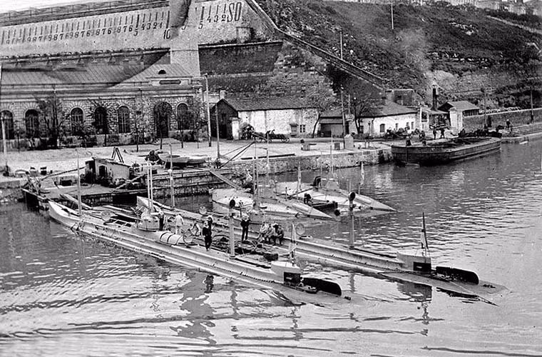 Ảnh hai tàu ngầm lớp Som (nằm bên trái ảnh) neo đậu gần hai tàu ngầm lớn hơn ở căn cứ Hải quân Nga.