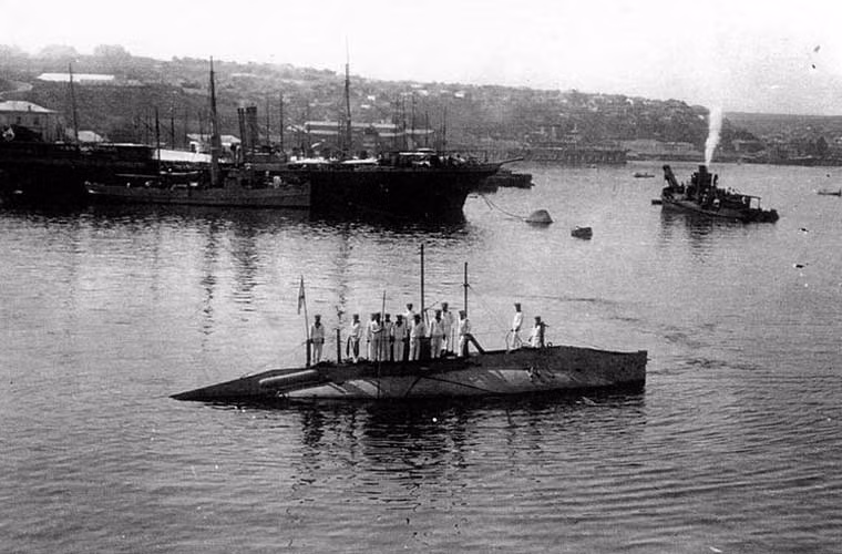 Tàu ngầm lớp Som có lượng giãn nước khi nổi 105 tấn, khi lặn là 122 tấn, dài khoảng 20m, mớn nước 2,9m, rộng 3,5m.