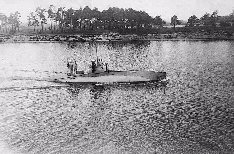 Về mặt hỏa lực, tàu ngầm Som được trang bị ống phóng ngư lôi cỡ 381mm và một khẩu pháo 37mm.