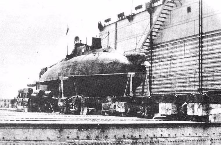 Dựa trên các đặc điểm của tàu ngầm, công ty nghiên cứu đại dương IXplorer cho rằng, đó là một trong số tàu ngầm lớp Som của Hải quân Đế quốc Nga. Theo các tài liệu, dù được đóng ở nhà máy Nevski Yard (St Petersburg) nhưng tàu ngầm lớp Som lại do công ty Electric Boat (Mỹ) thiết kế theo đơn hàng từ Nga.