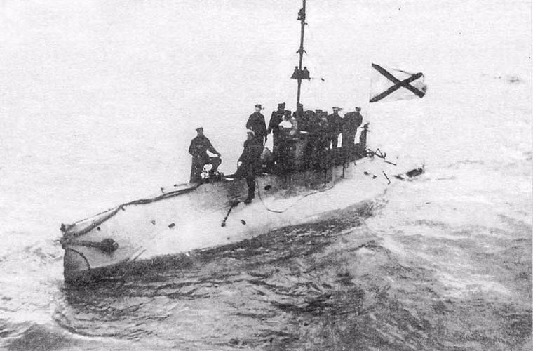 Trong số 7 chiếc, thì chỉ có duy nhất một chiếc mang tên Som (cùng tên lớp tàu) chìm vào ngày 10/5/1916 sau khi va chạm với tàu hơi nước của Thụy Điển. Có lẽ xác tàu ngầm Nga nằm ngoài khơi Thụy Điển chính là chiếc tàu xấu số cách đây 99 năm.