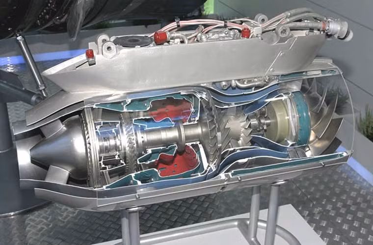 Dòng tên lửa chống hạm Kh-35 được trang bị động cơ tuốc bin phản lực cánh quạt đẩy cho tầm bay 130km.