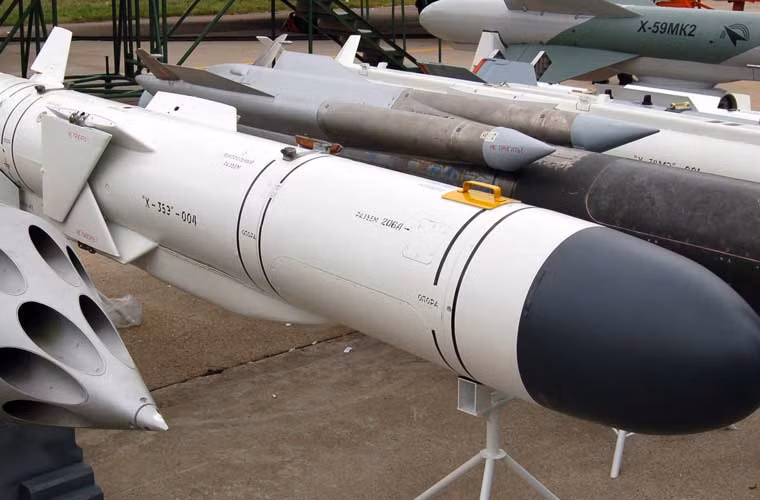 Tên lửa di chuyển ở độ cao 10-15 mét trên mặt nước, tốc độ gần bằng tốc độ âm thanh. Tại chặng cuối đường bay, Kh-35 giảm mạnh độ cao xuống 3-5 mét, ở phạm vi này với vận tốc di chuyển không hề nhỏ các phương tiện phòng thủ hầu như không thể kịp đánh chặn Kh-35. Sau khi đầu dò ảnh hồng ngoại nắm bắt mục tiêu, tên lửa Kh-35 sẽ lao đầu nổ trọng lượng 150 kg vào mạn tàu hoặc các cấu trúc phía trên của tàu đối phương.