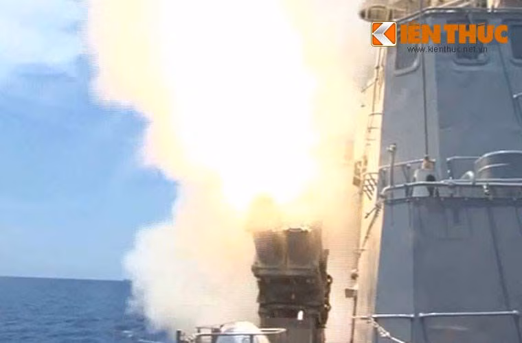 Tên lửa hành trình Kh-35 rời bệ phóng trên tàu tên lửa Molniya. Với trọng lượng đầu đạn nặng 145kg, Kh-35 được cho là có khả năng đánh chìm tàu chiến lượng giãn nước chừng 5.000 tấn.