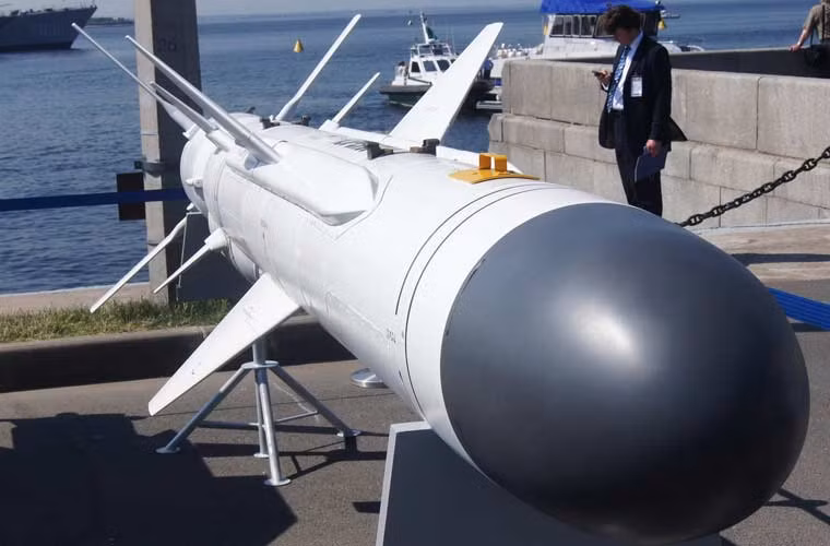 Thậm chí, các báo Nga còn cho rằng, biến thể Kh-35UV hợp tác sản xuất với Việt Nam sẽ tăng tầm lên 300km. Mẫu Kh-35UV này có thể được phát triển trên cơ sở biến thể Kh-35UE – thiết kế sở hữu động cơ kích thước thu nhỏ cho phép tăng dung lượng nhiên liệu. Quan trọng nhất, theo Tổng giám đốc tập đoàn Vũ khí Chiến lược Boris Obnosov, tên lửa Kh-35UE được tăng cường độ chống nhiễu, trang bị thiết bị điện tử và định vị vệ tinh tiên tiến nhất. Nhờ đấy mà đầu dò có thể "nắm bắt" mục tiêu từ cực ly 50 km. Có nghĩa là xa hơn hai lần so với tên lửa ban đầu.