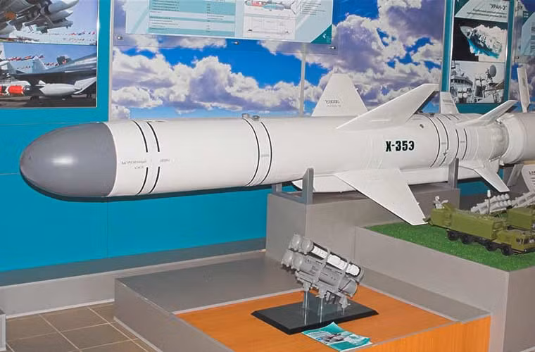 Kh-35 (NATO định danh là SS-N-25 Switchblade) là loại tên lửa chống tàu tốc độ cận âm, đa năng có thể phóng từ nhiều phương tiện khác nhau (tàu chiến, máy bay cánh bằng, trực thăng, bệ phóng di động) do Nga thiết kế, chế tạo.