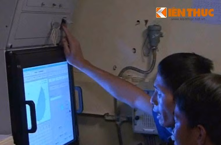 Trong ảnh, sĩ quan điều khiển tên lửa đang ấn nút phóng Kh-35 trong cuộc bắn thử nghiệm từ tàu tên lửa Molniya.