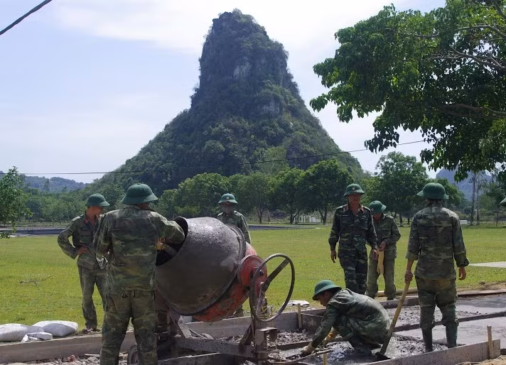 Trung đoàn 335, Sư đoàn 324, Quân khu 4 đổ bê tông đường nội bộ.