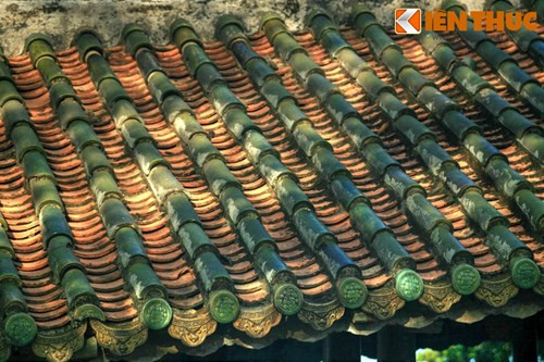 Gian giữa cầu được thiết kế rộng nhất và ở đó cũng là nơi đặt bàn thờ để thờ bà Trần Thị Đạo - người khai sinh ra cây cầu.