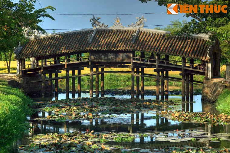 Bắc qua một con mương làng Thanh Thủy Chánh, thuộc xã Thuỷ Thanh, thị xã Hương Thuỷ, tỉnh Thừa Thiên - Huế, cầu ngói Thanh Toàn là chiếc cầu gỗ được xếp vào loại hiếm và có giá trị nghệ thuật cao nhất trong các loại cầu cổ ở Việt Nam.