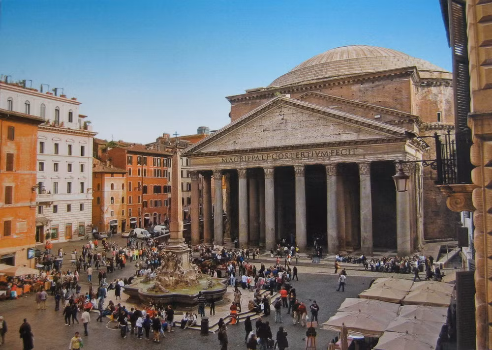 Mặt tiền của Pantheon tương tự những ngôi đền phong cách Hy Lạp với 8 cột trụ bằng đá hoa cương xám, đỉnh cột kiểu Corinthian, trụ cột bằng đá cẩm thạch trắng. Tiếp đến là ba hàng cột trụ đá hoa cương hồng chia tiền sảnh đền làm ba phần, trong đó phần giữa dẫn vào phía trong đền.