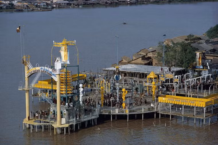 Cơ sở tôn giáo của đạo Dừa là chùa Nam Quốc Phật nằm ở Cồn Phụng - một cù lao nổi giữa sông Tiền thuộc địa phận tỉnh Bến Tre. Ảnh: Toàn cảnh chùa Nam Quốc Phật do tác giả Wilbur E. Garrett chụp.