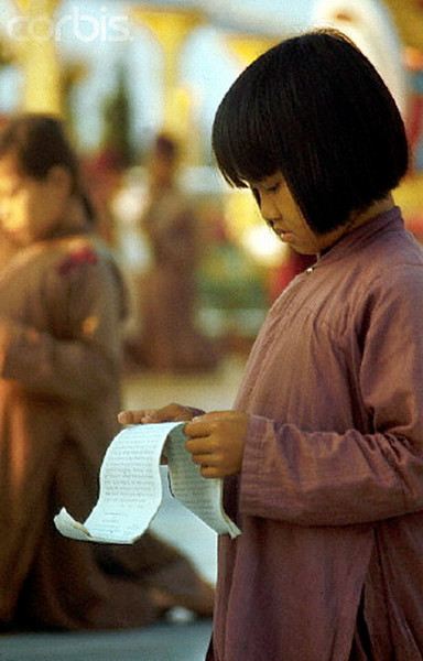 Bé gái cầu nguyện tại chùa Nam Quốc Phật. Ảnh: Tim Page.