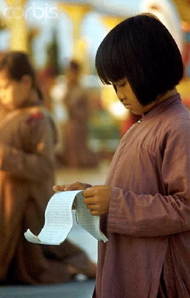 Bé gái cầu nguyện tại chùa Nam Quốc Phật. Ảnh: Tim Page.