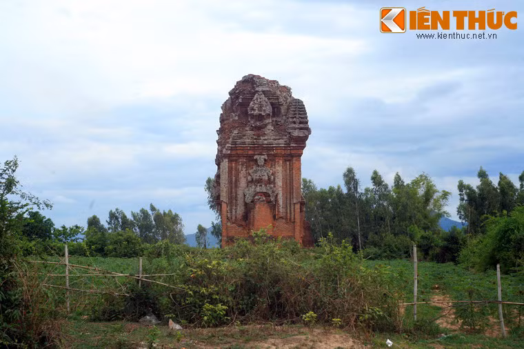 Thật kỳ lạ là vụ việc này không hề gây ra hư hại lớn nào cho tòa tháp cổ này. Và sau 30 năm, tháp Thủ Thiện vẫn đứng sừng sững trên mảnh đất thiêng của người Chăm cổ.