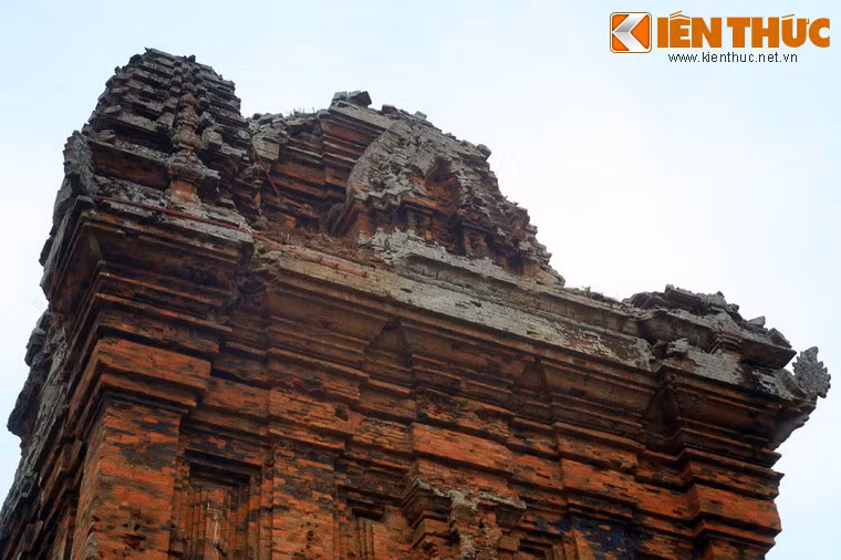 Tuy nhiên, trận bão đổ bộ vào tỉnh Bình Định năm 1985 đã thổi bay cây đa khổng lồ này khỏi đỉnh tháp.