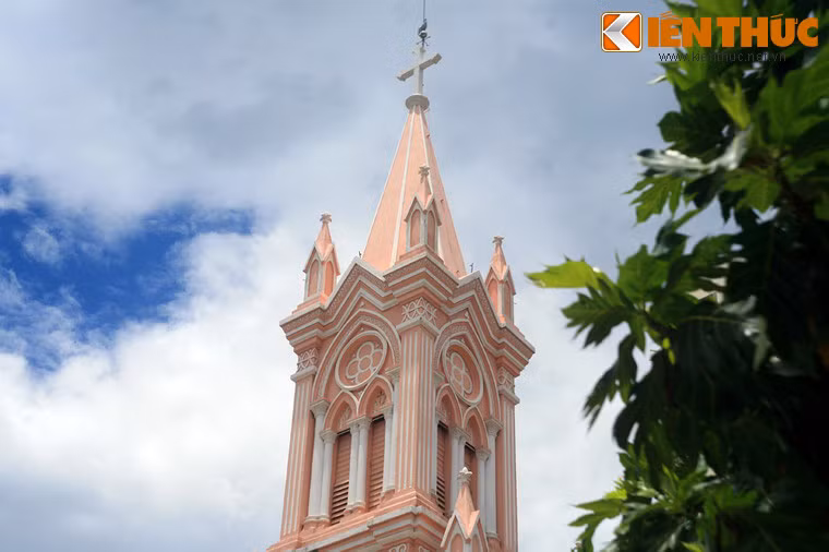 Cận cảnh tháp chuông nhà thờ.