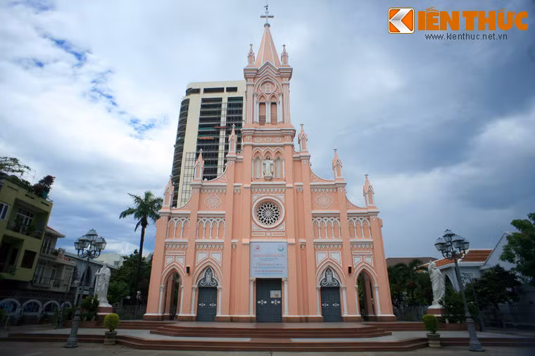 Nhà thờ được khởi công từ tháng 2/1923 trên khoảng đất trống đường Rue du Musée (nay là đường Trần Phú) do linh mục Vallet thiết kế và chủ làm chủ thầu xây dựng.