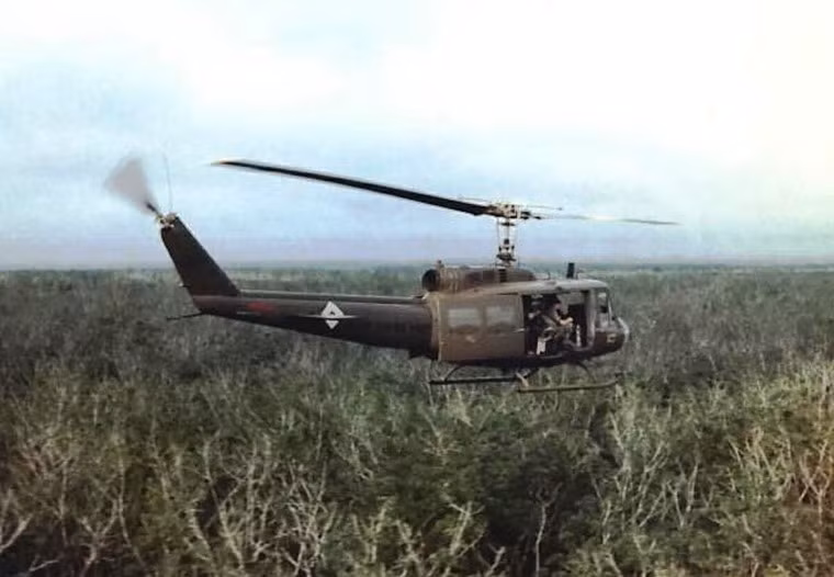 Một chiếc UH-1 bay tuần tra trên các cánh rừng ở Đông Nam Bộ. Ảnh: Hueyvets.com.