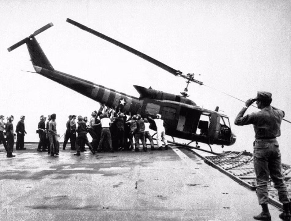 Một chiếc trực thăng UH-1 bị đẩy khỏi boong tàu sân bay vào ngày 30/4/1975 trong Chiến dịch Gió lốc do Thủy quân lục chiến Mỹ thực hiện nhằm di tản bằng người Mỹ và người Việt Nam ra khỏi Sài Gòn. Đây là một trong những hình ảnh mang tính biểu tượng của cuộc chiến tranh Việt Nam