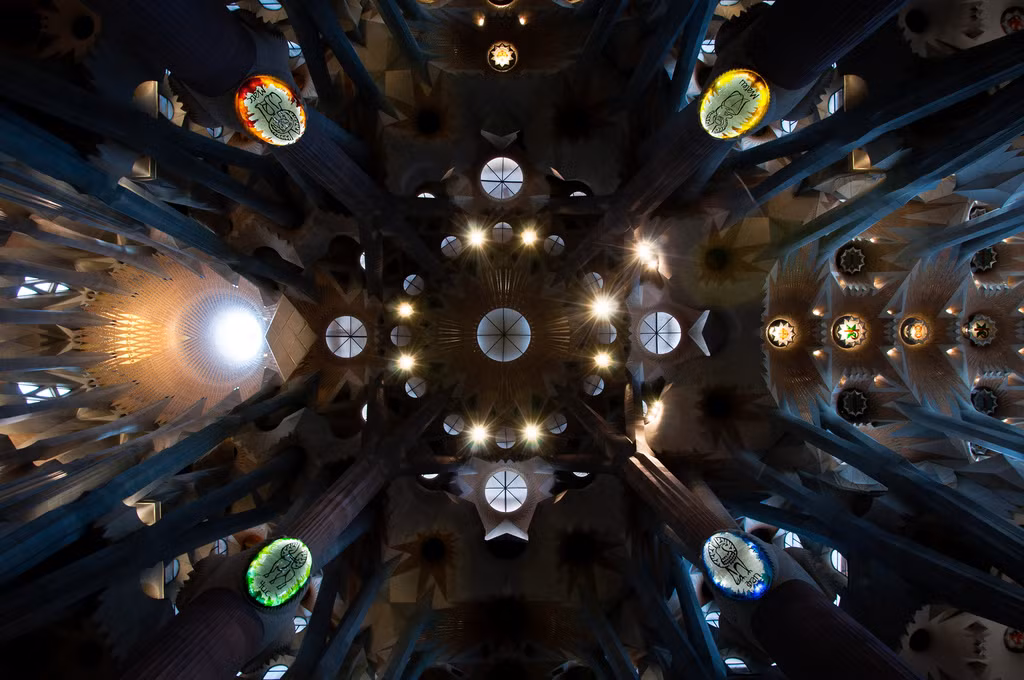 4. Vòm trần nhà thờ khổng lồ Sagrada Familia ở Barcelona, Tây Ban Nha, một kiệt tác kiến trúc do danh họa Gaudi thiết kế, khởi công năm 1882 và vẫn đang được hoàn thiện.