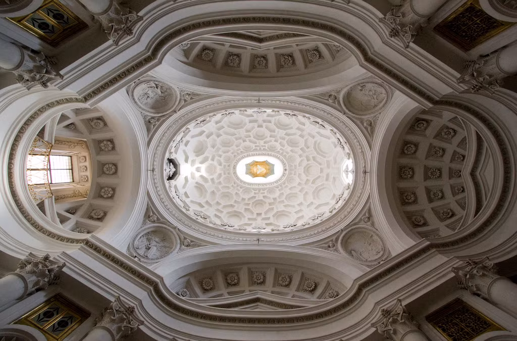 7. Vòm trần phong cách Baroque của nhà thờ San Carlo alle Quattro Fontane ở Rome, Italia. Nhà thờ này khánh thành năm 1646.