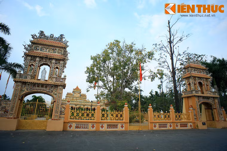 Trước chùa có hai cổng tam quan xây theo kiểu cổ lầu rất tinh xảo.